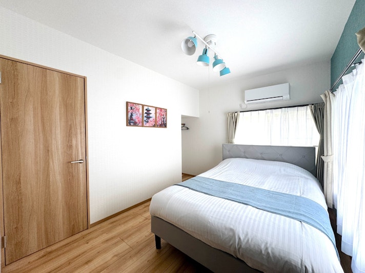 寝室にはエアコンをご用意していますので、一年中快適な温度でお休みいただけます。