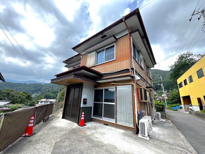 こちらが当館の外観になります。レトロな佇まいですが、中はフルリノベーションした室内と最新設備を...