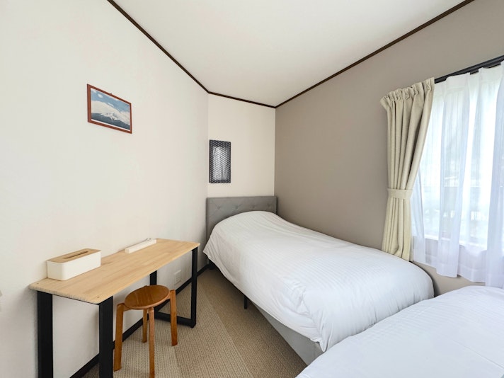 ベッドの近くには机と椅子をご用意していますので、荷物置きや作業スペースとしてご利用いただけます。