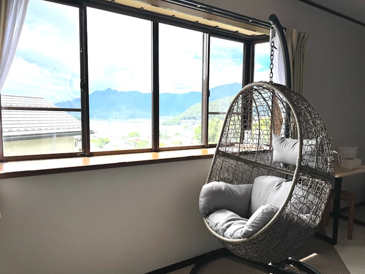 窓一面に広がる自然を、ハンギングチェアでリラックスしながらお楽しみいただけます。