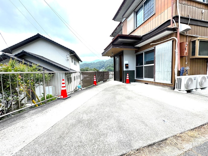 こちらが駐車場になります。自動車１台分ですが、軽自動車であれば２台まで駐車可能です。