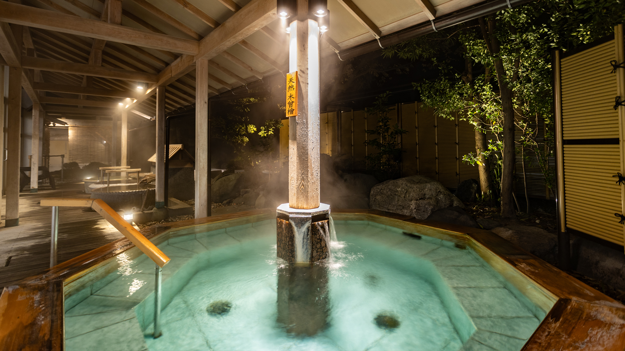 男性大浴場 八角腰掛風呂