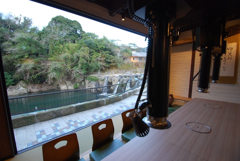 滝を見ながら焼肉