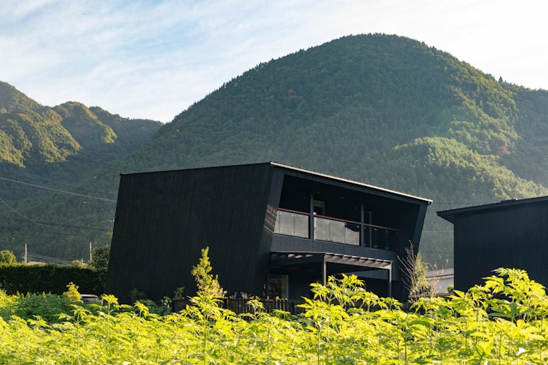 自然の中に静かに佇む一棟貸し宿。四季の彩りを感じて