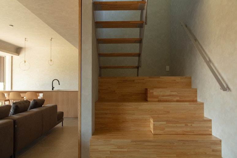光と風が通り抜ける階段スペース。開放感あふれる設計