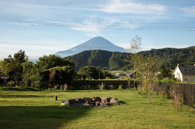 雄大な自然を望む庭、朝のコーヒータイムにもピッタリ