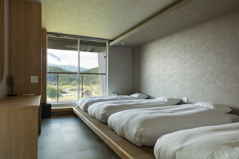 大きな窓から差し込む朝日で、心地より目覚めを