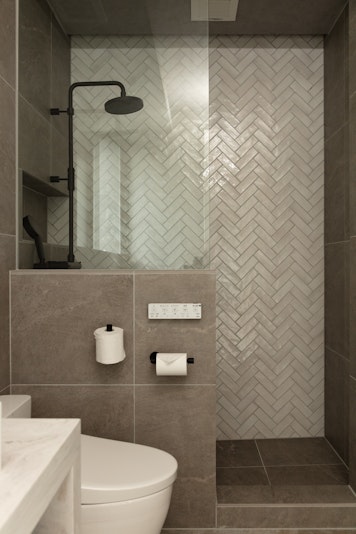 清潔感あふれる洗面とバスルーム。朝の支度も快適に。