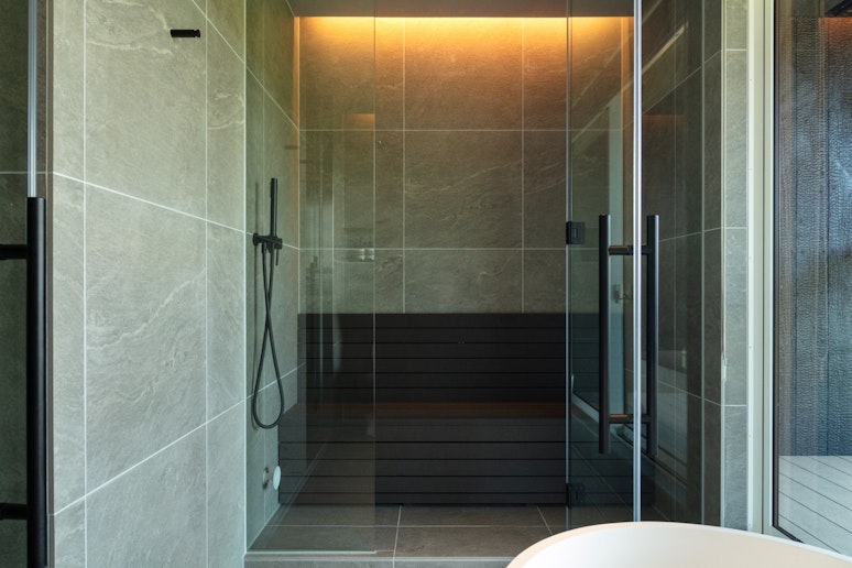 モダンな設計と柔らかな照明で、贅沢な癒し時間を演出