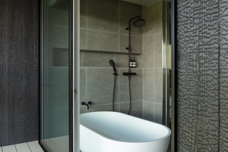 大きな窓と上質な設備で、癒しのバスタイムを