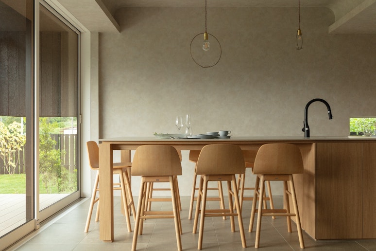 大きな窓からの光と景色が、食事の時間をより特別に