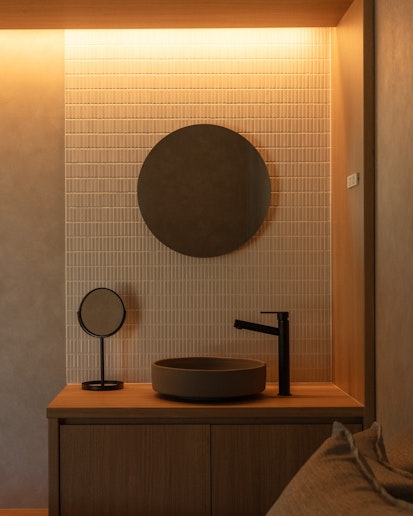 柔らかな光と木の温もりが包み込む、穏やかな癒しの場所。