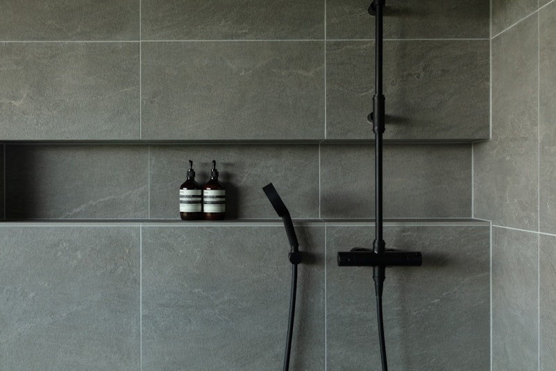 落ち着いた色調のバスルームで、極上のリラックスタイムを