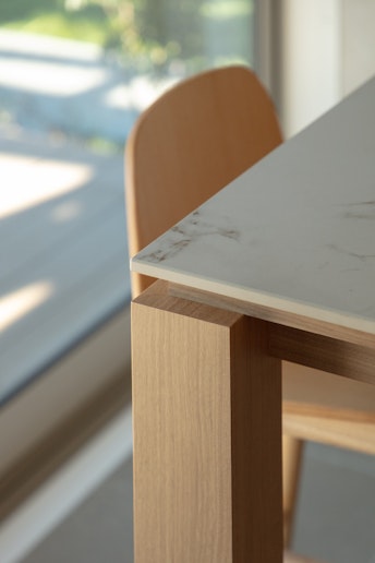 外光に包まれた静かな時間。読書やお茶に最適な一角