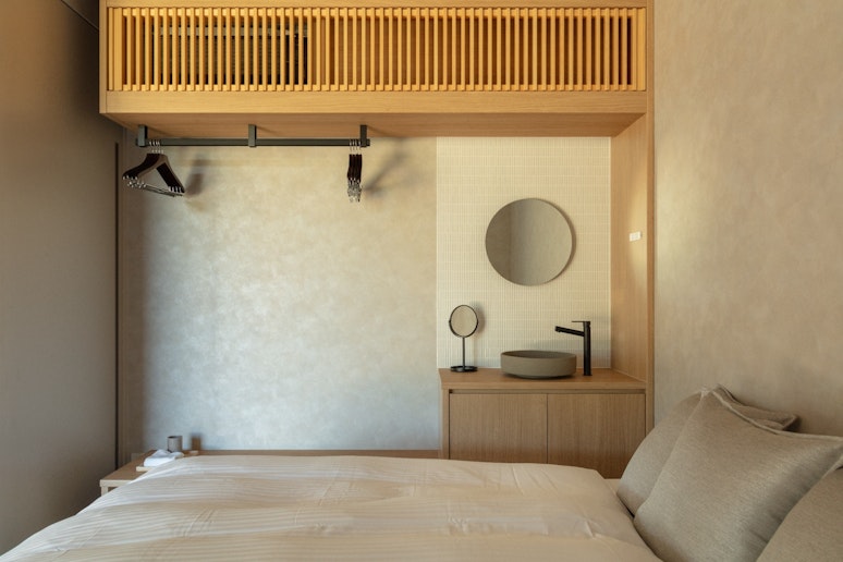 木の香りと柔らかな照明に包まれた、安らぎの寝室