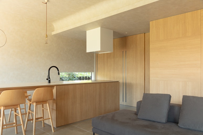 木の温もりと光が織りなす心地良いリビング空間