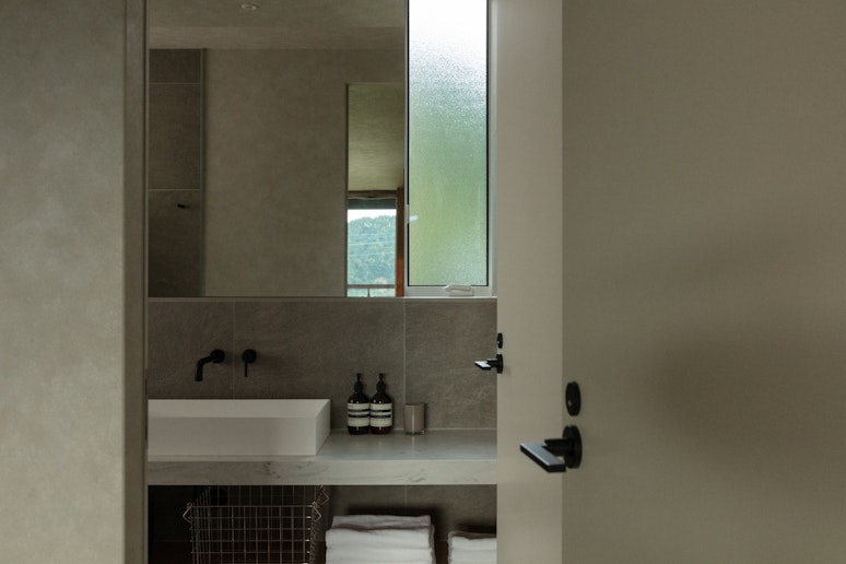 落ち着いた色調の洗面スペースで、心も穏やかに整う。