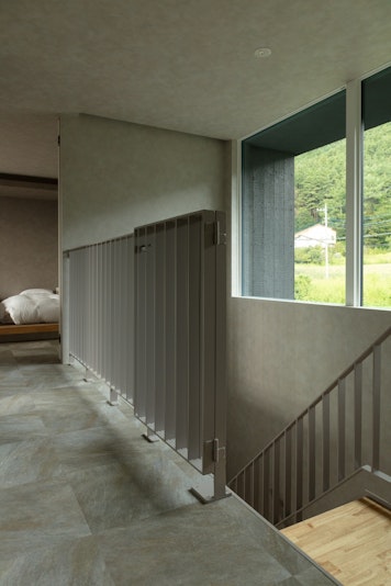 自然光が差し込む階段。