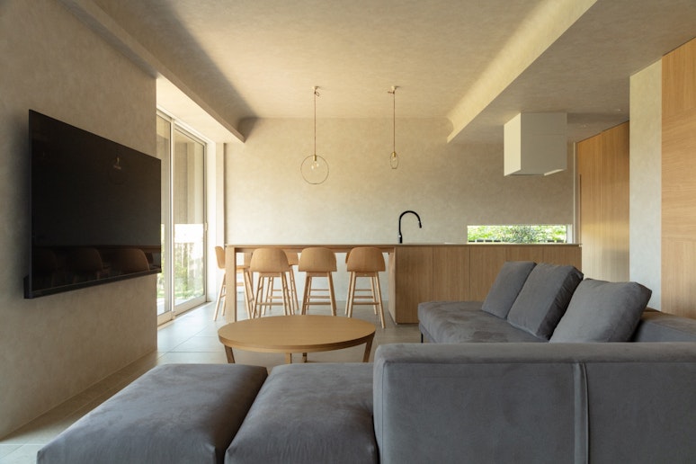 柔らかな光に包まれたリビングで、穏やかな語らいを