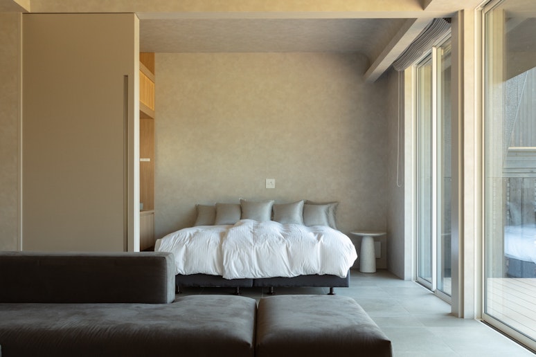 大きな窓から差し込む朝日で、心地より目覚めを