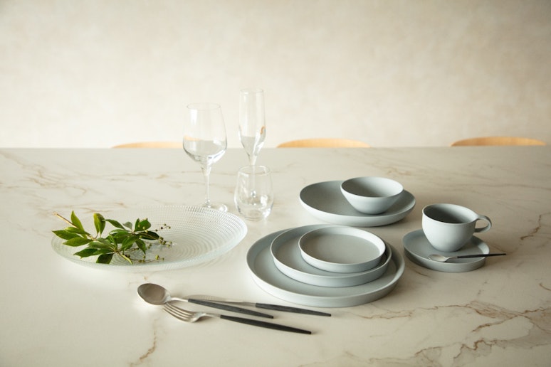 洗練された器と静かな雰囲気が、食の時間を特別に彩る