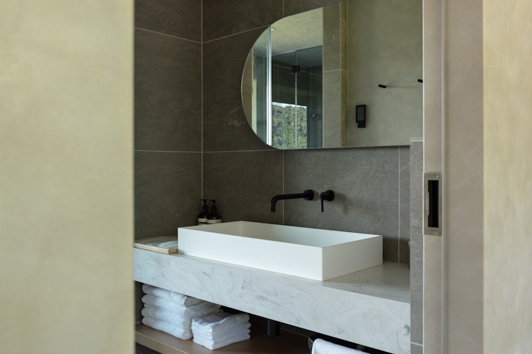 上質な素材と照明が織りなす、ホテルライクな洗面空間