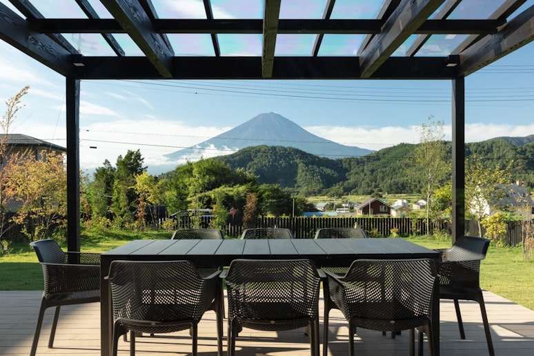 雄大な富士山を望むテラスで、自然と一体になるひとときを
