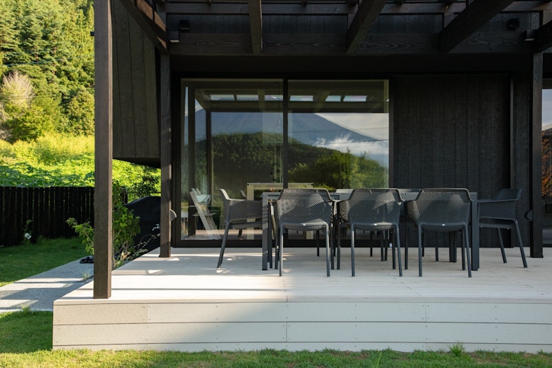 開放的なリビングとテラスで、語らいと癒しの時間を