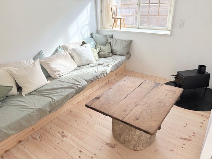 朝日の差し込むリビング