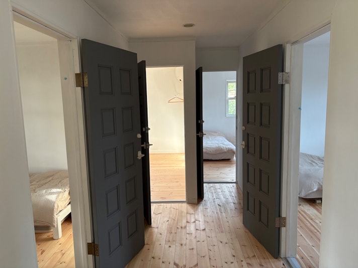 ２階廊下より寝室