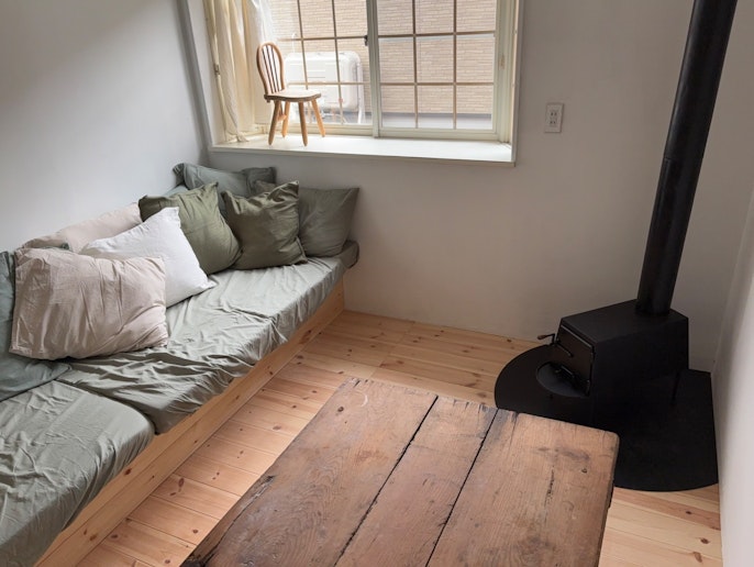 大きなソファと薪ストーブでゆったり