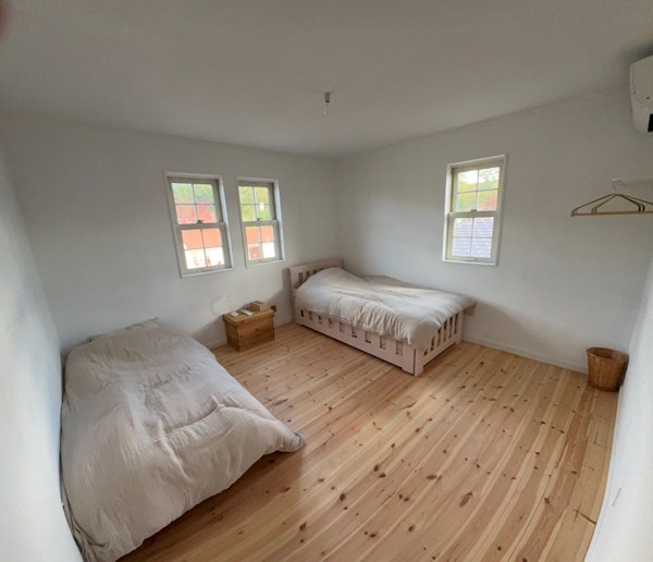 寝室２朝陽が差し込み、浅間山が望む