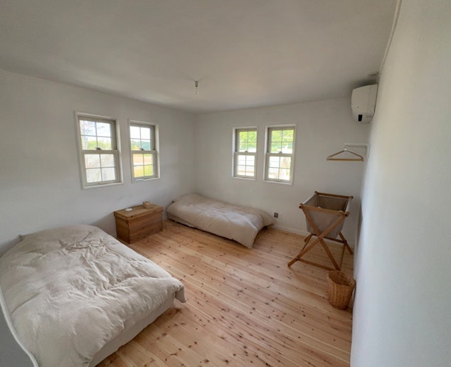 寝室３  夕陽が差し込み、浅間山を望む