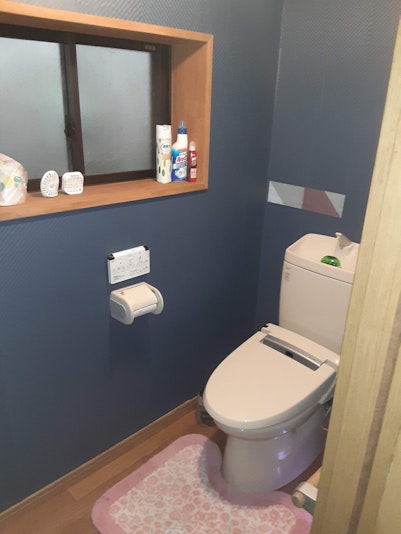 温水洗浄便座付きのトイレ