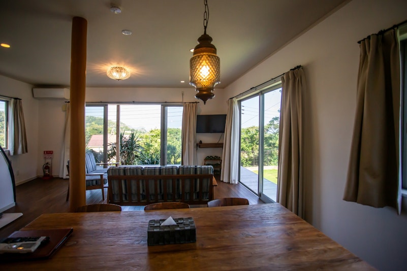 お庭と行き来できるダイニング