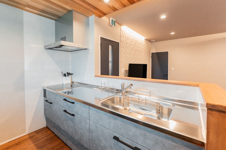 広々としたシステムキッチン。自炊派の方にも嬉しい設備