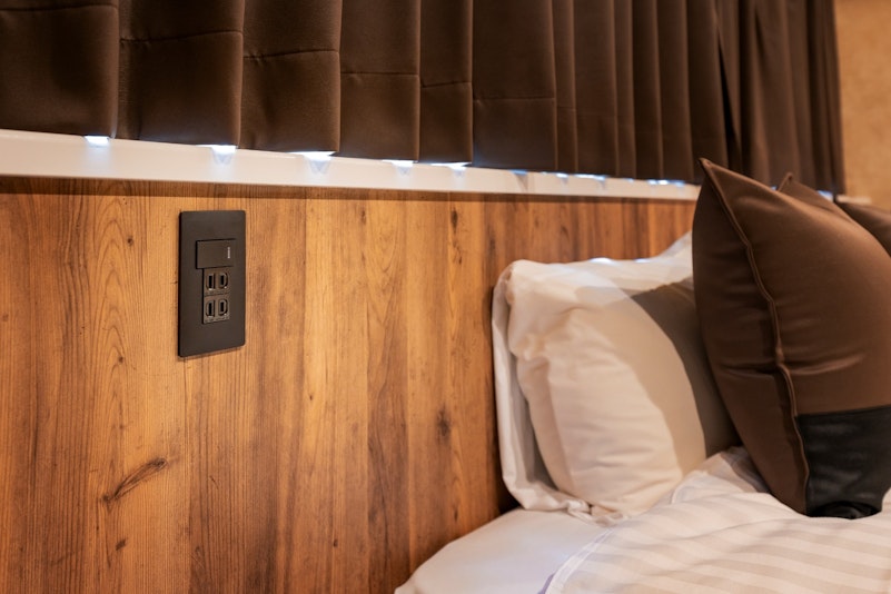 木の温もりと柔らかな照明が包む、心地よい眠りの空間