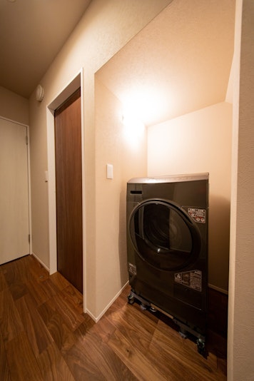 温かみのある照明が導く静かな廊下。落ち着きのある佇まい