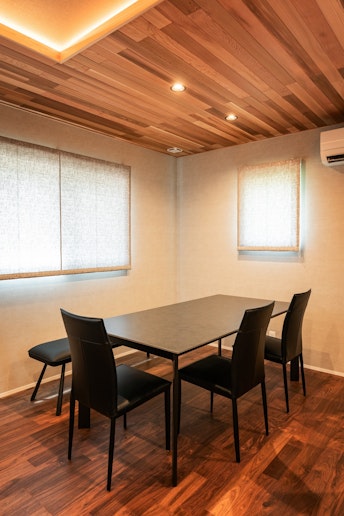 木の温もりを感じるダイニングで、穏やかな語らいを