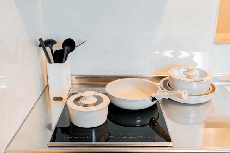 鍋やフライパンなど調理器具が充実。料理好きにも嬉しい設備