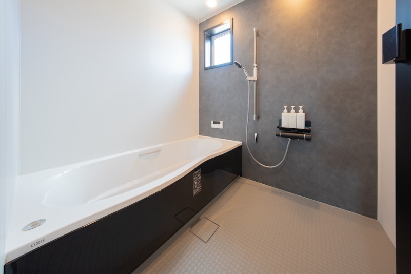 ゆったりと浸かれるバスタブで、旅の疲れを癒す