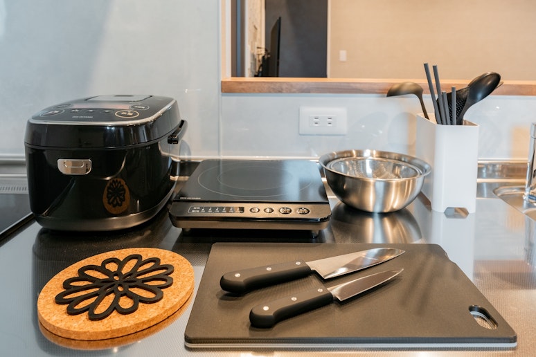 炊飯器や調理器具も充実。旅先でも暮らすように滞在を