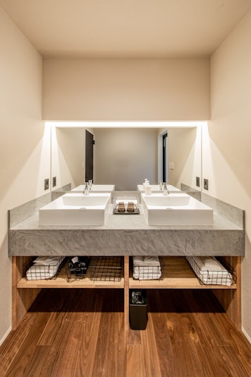 明るく広々とした洗面台で、朝の支度も心地よく