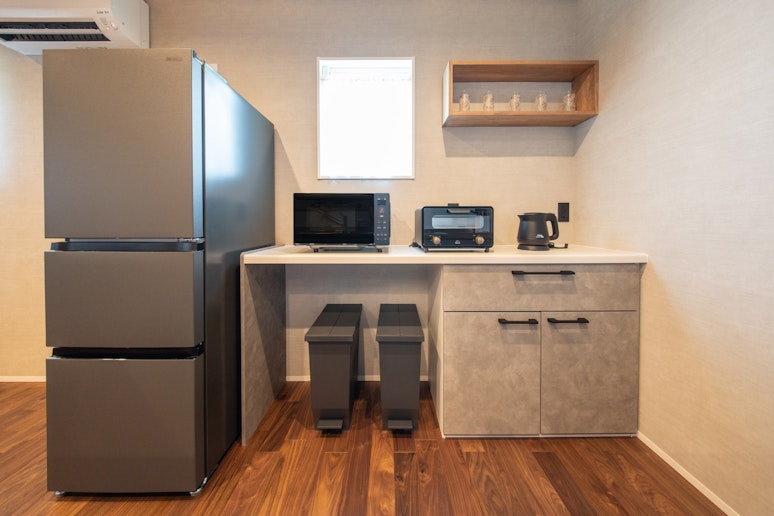 電子レンジや冷蔵庫など完備。長期滞在にも最適です。