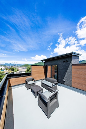 青空の下でゆったり過ごす贅沢なひととき。朝食や夕暮れ時にもおすすめ