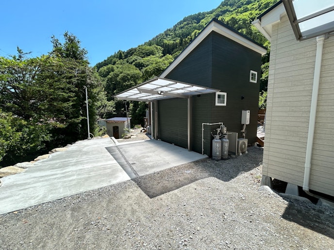 ロッジB号棟カーポート付駐車場