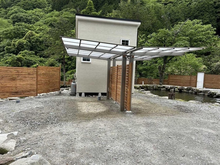 ロッジF棟屋根付き車庫