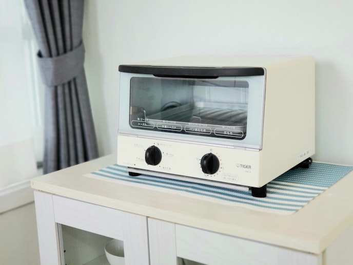 明るく清潔なキッチンです。食器、調理器具、調理家電一式を無料でご利用いただけます。（後片付け、...