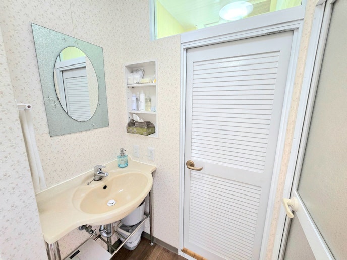 ランドリールーム・脱衣所です。無印良品の化粧水類、その他国産のアメニティ類をご用意しています。