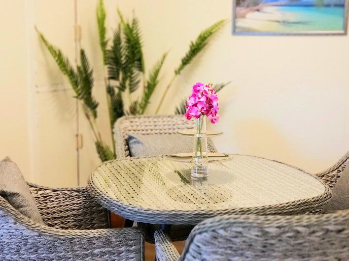 リビングダイニングです。南国らしさを感じられるインテリアです。